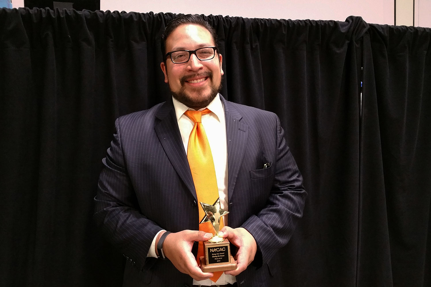 Eric Ruiz accepts the NACAC Rising Star Award